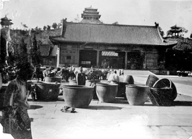 侵華戰(zhàn)爭(zhēng)時(shí)，日軍盯上了故宮里的大銅缸　　經(jīng)歷了歲月的洗禮之后，這些水缸作為故宮文化的組成部分，向人們?cè)V說著它們見證的歷史變遷。[詳細(xì)]