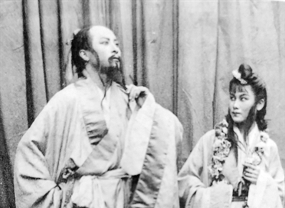 抗戰(zhàn)戲劇，紅幕赤聲撥時(shí)弦　　當(dāng)正常的舞臺(tái)演出被戰(zhàn)爭(zhēng)打斷，戲劇從某種程度上就已經(jīng)超越內(nèi)容本身，成為民族解放戰(zhàn)爭(zhēng)的一部分。[詳細(xì)]