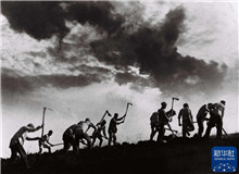 抗戰(zhàn)攝影師吳印咸：時(shí)代長(zhǎng)河中的光影記錄　　1938年的漢口街頭，荷蘭導(dǎo)演尤里斯·伊文思把自己的攝影機(jī)交給了一個(gè)中國人。[詳細(xì)]