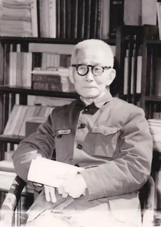 1940年元旦，巖洞里的松花糖　　中國現(xiàn)代文學(xué)館珍藏的楊晦抗戰(zhàn)日記（1937-1940），以私人化的書寫為抗戰(zhàn)時(shí)期的桂林文化生態(tài)留下了珍貴注腳。其中1940年元旦前后的兩篇日記，以“乘車票價(jià)”“空襲警報(bào)”“友人交往”等日常碎片，拼貼出大后方知識(shí)分子在戰(zhàn)火中的生存圖景。[詳細(xì)]