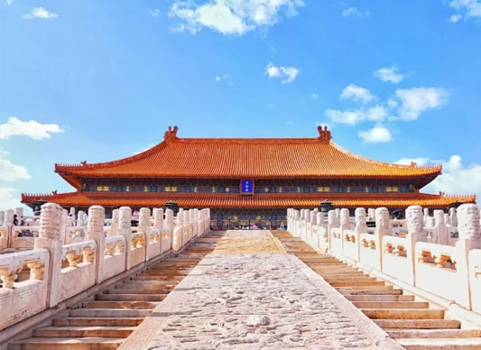 太和殿見證日軍投降儀式　　廣場(chǎng)上民眾歡呼雀躍，情緒高亢，氣氛熱烈。軍樂隊(duì)凱歌高奏，禮炮齊鳴。隨后全體肅立，為在抗日戰(zhàn)爭(zhēng)中犧牲的中國將士默哀……[詳細(xì)]